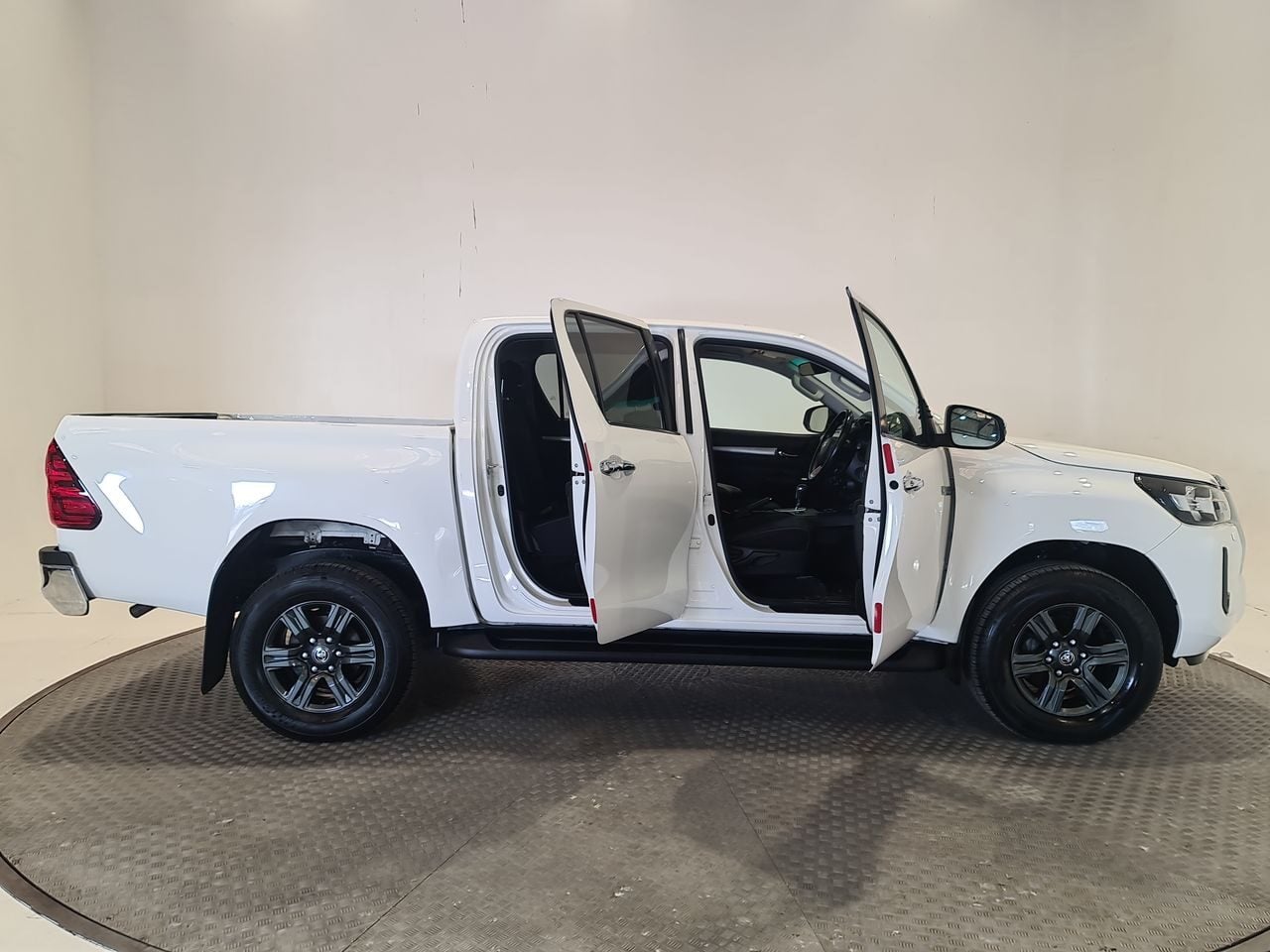 Used Toyota Hilux 2021 for sale - 77952128: Photo 18