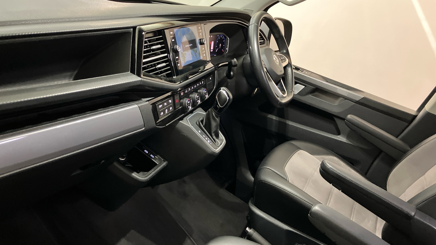 Used Volkswagen Caravelle 2020 for sale - 76602231: Photo 2