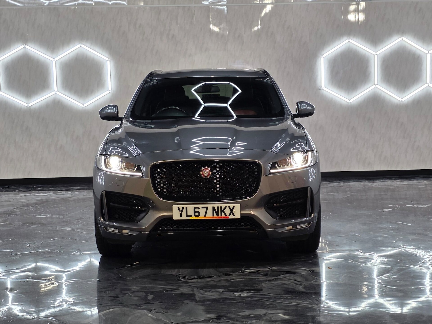 Used Jaguar F-Pace 2017 for sale - 77502846: Photo 2