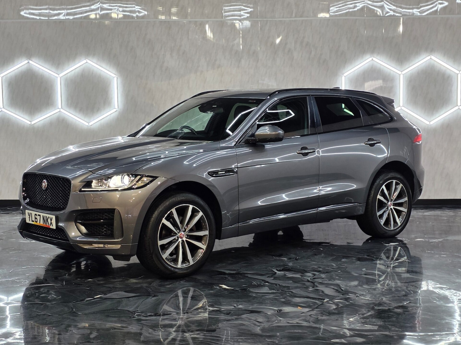 Used Jaguar F-Pace 2017 for sale - 77502846: Photo 3