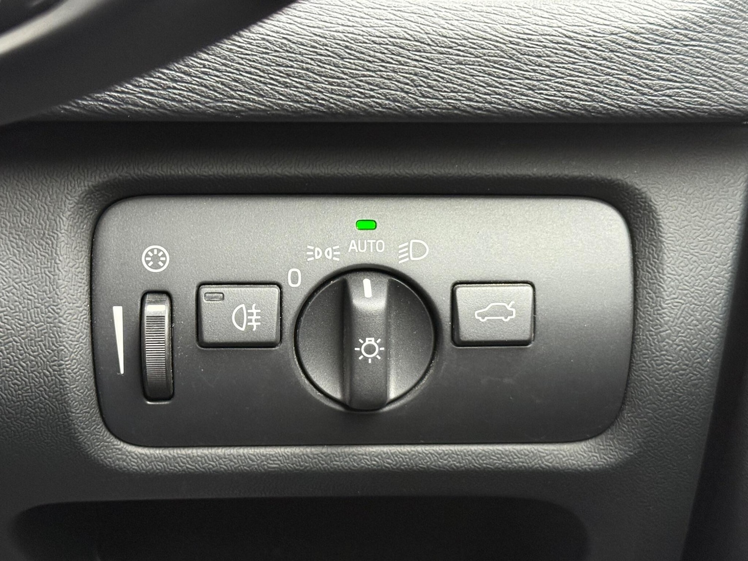 Used Volvo V40 2018 for sale - 78100198: Photo 18