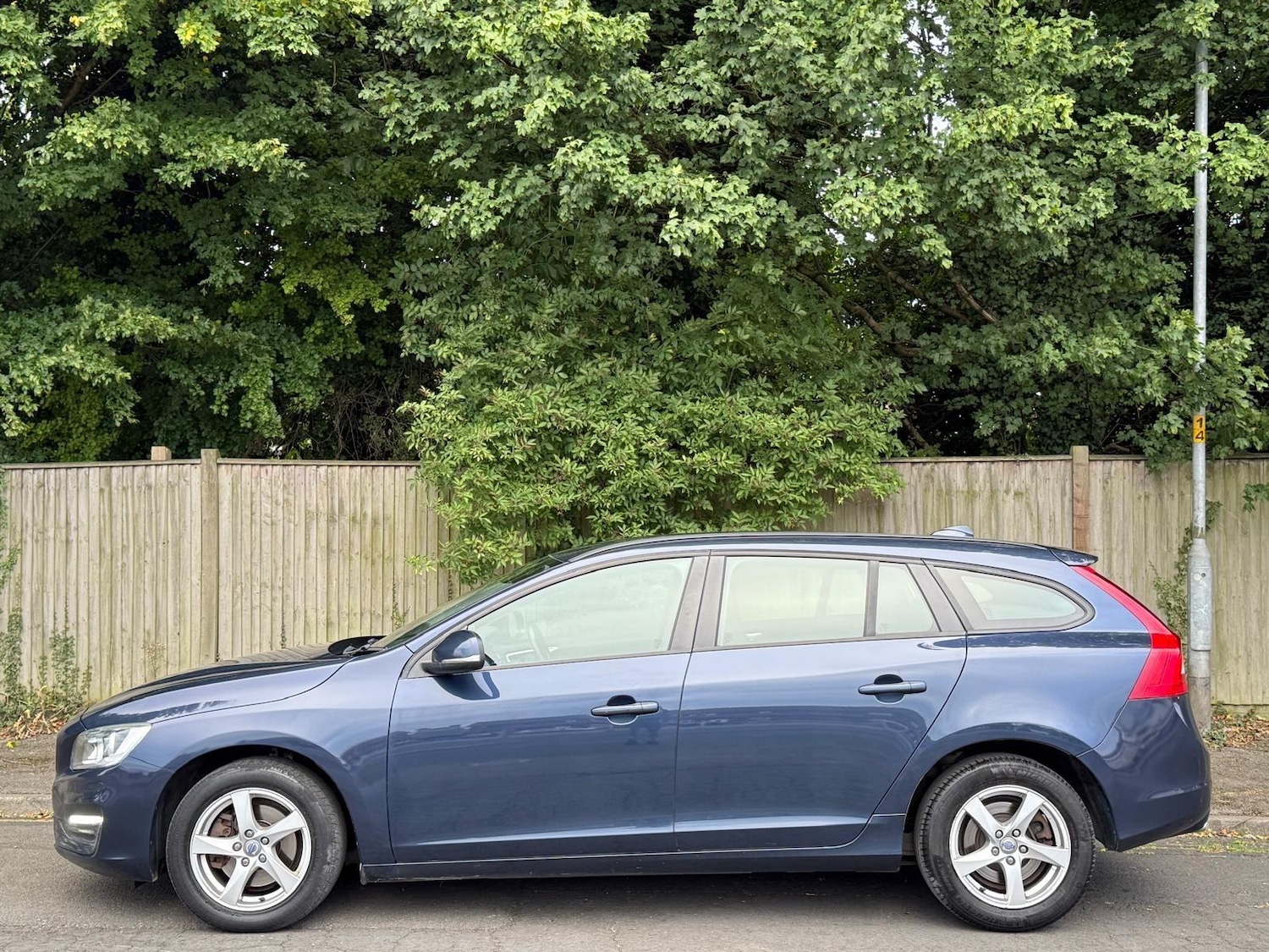 Used Volvo V60 2014 for sale - 76660565: Photo 4