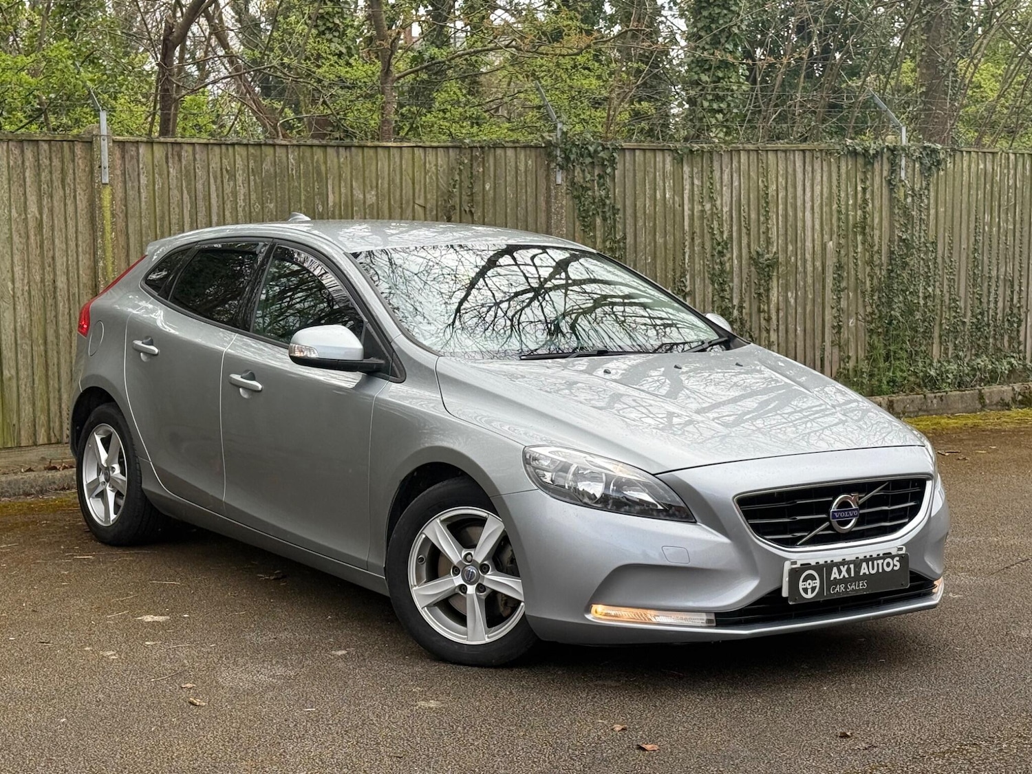 Used Volvo V40 2014 for sale - 78058543: Photo 1