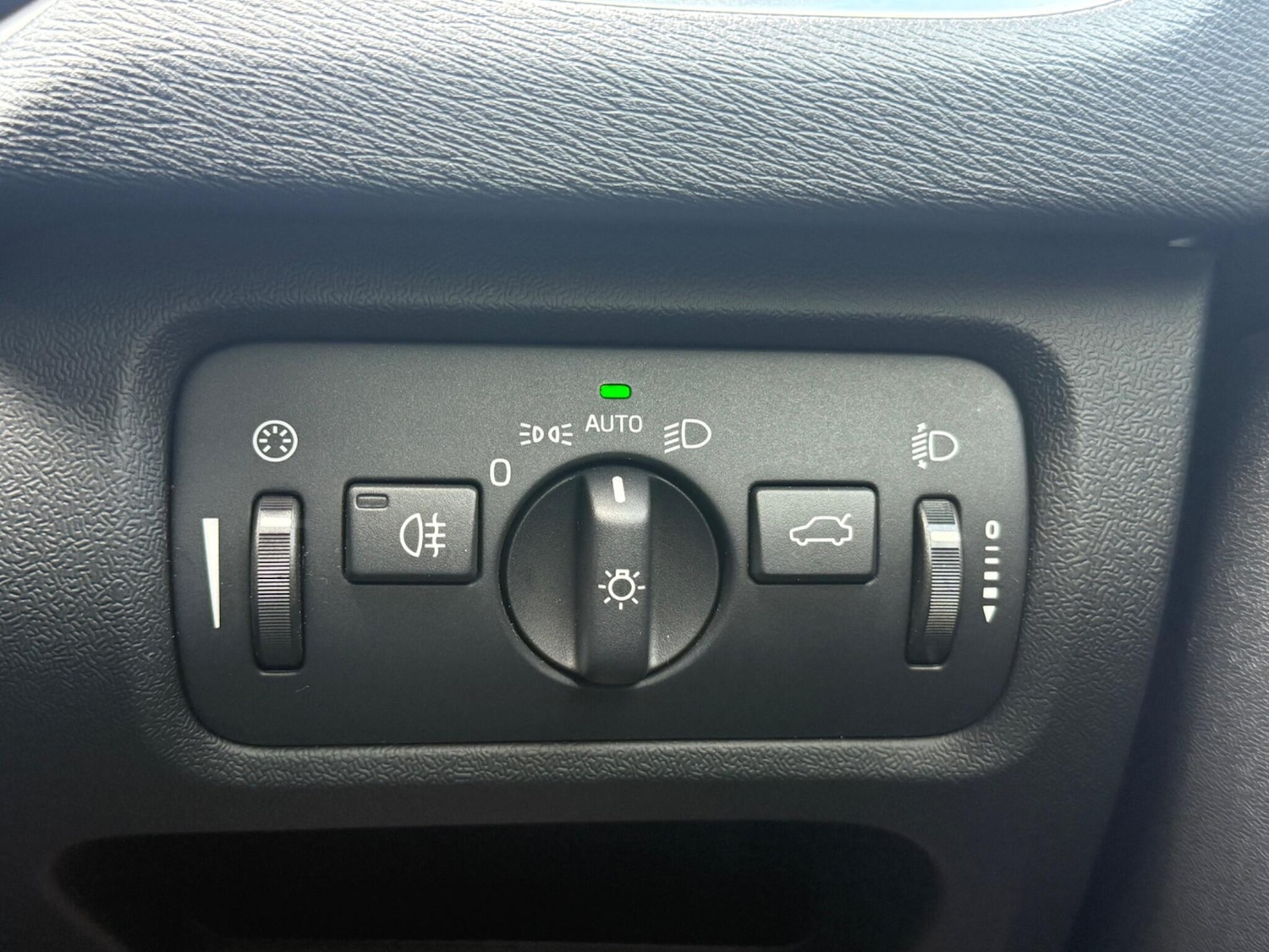 Used Volvo V40 2014 for sale - 78058543: Photo 16