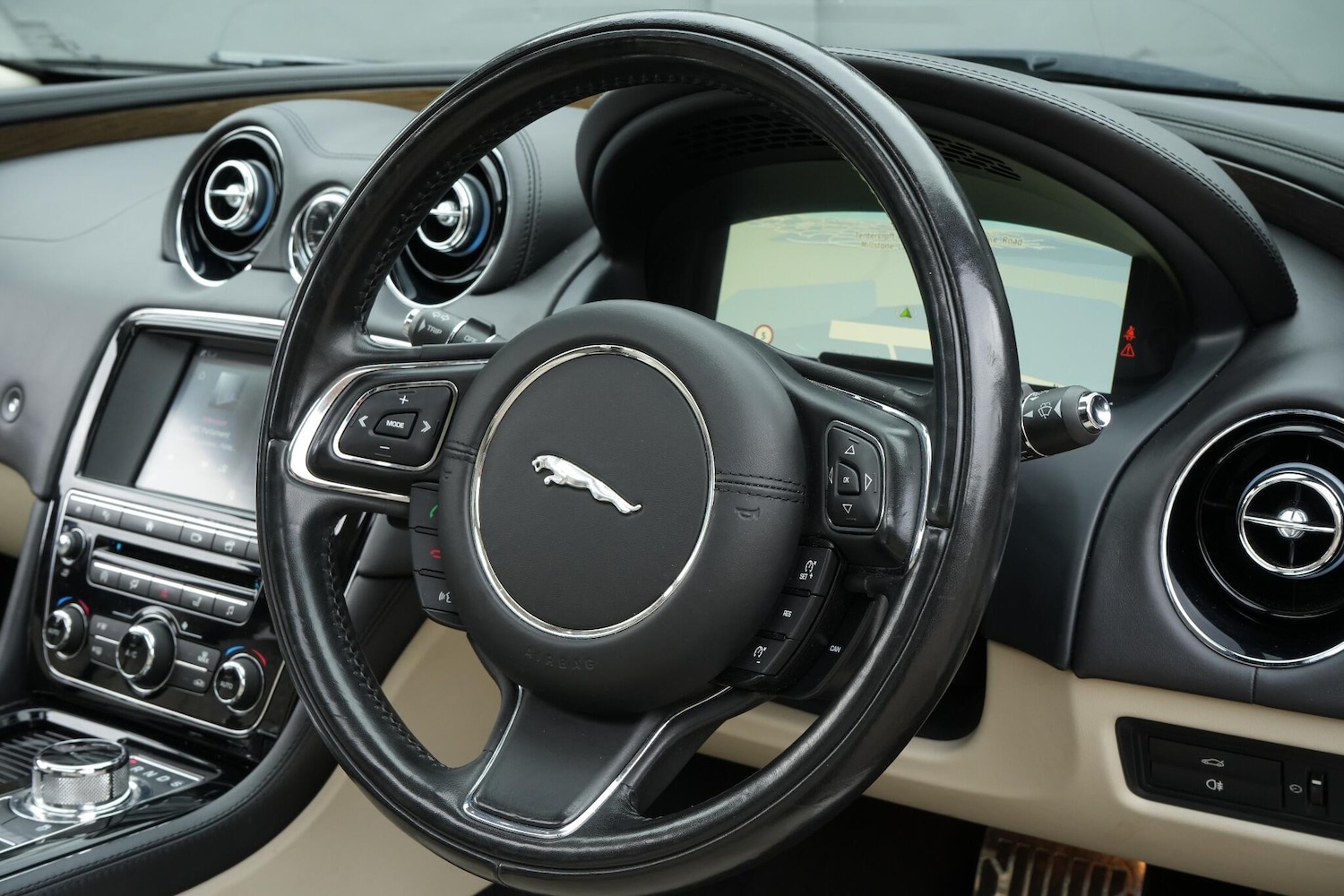 Used Jaguar XJ 2017 for sale - 76522150: Photo 3