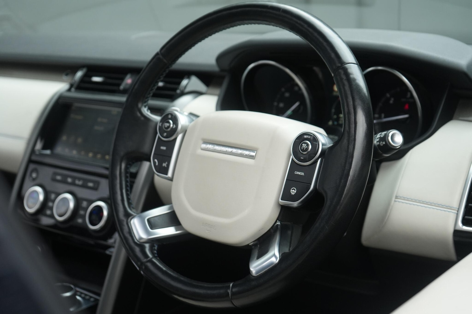 Used Land Rover Discovery 2017 for sale - 76522289: Photo 3