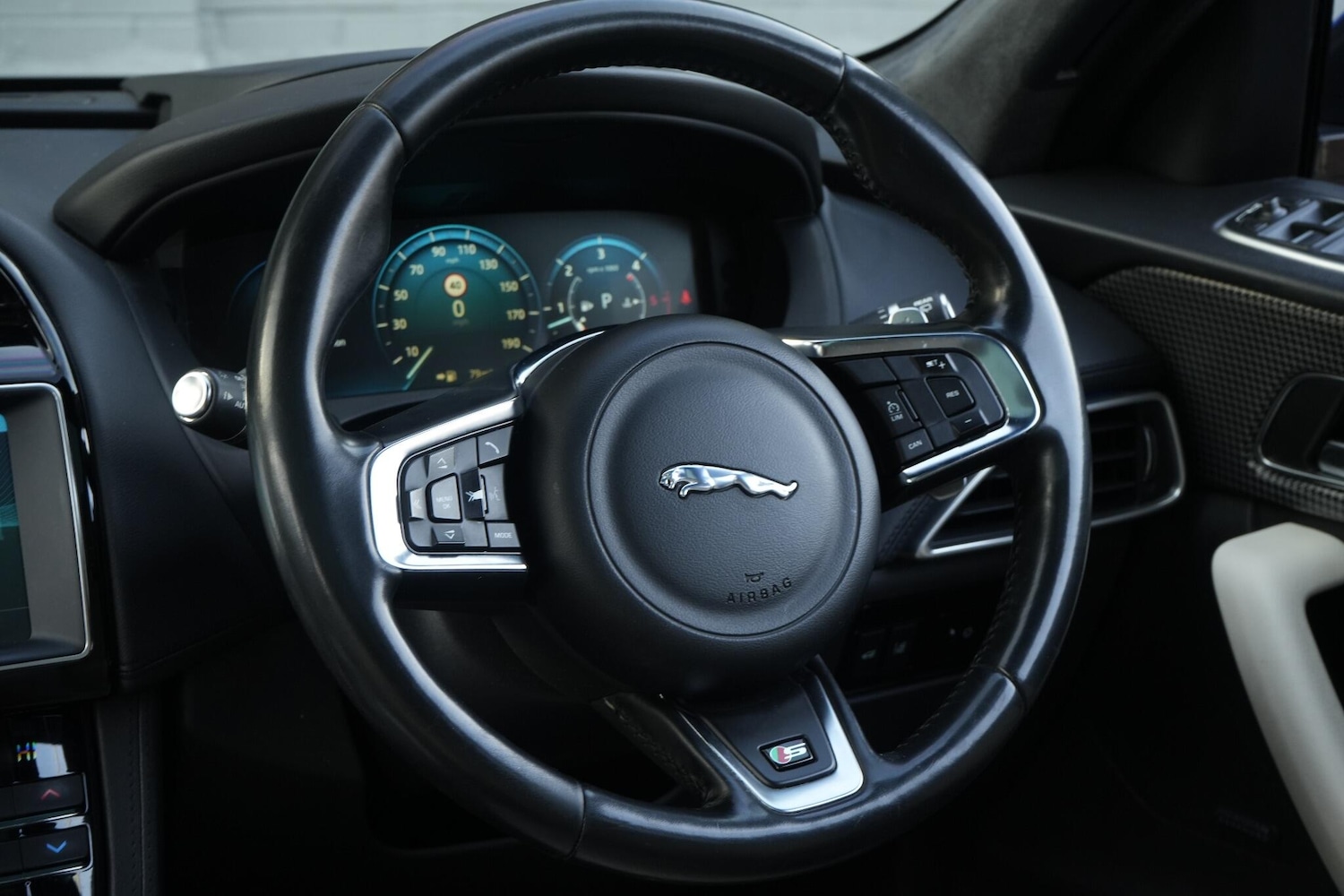 Used Jaguar F-Pace 2016 for sale - 76832672: Photo 32