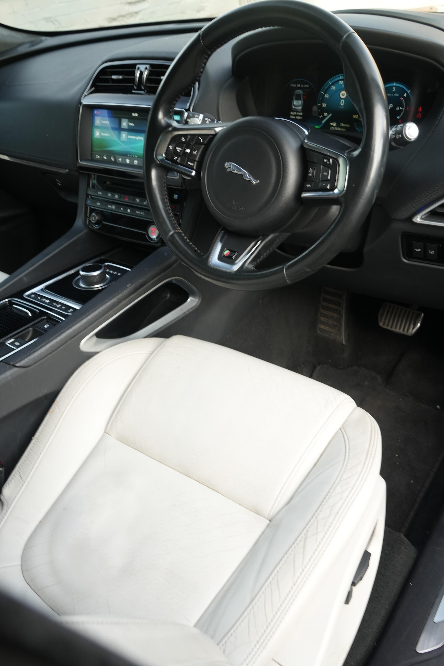 Used Jaguar F-Pace 2016 for sale - 76832672: Photo 40