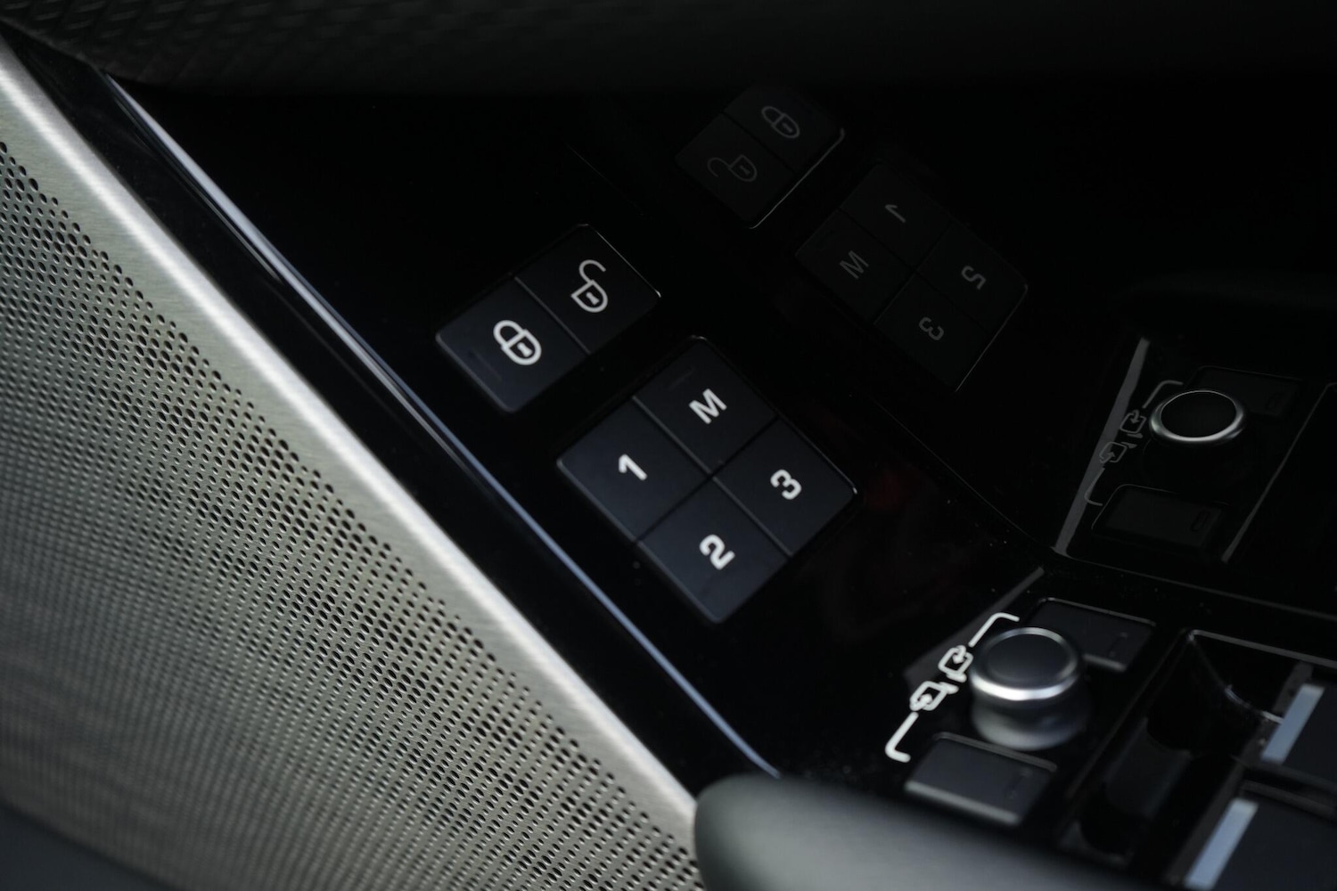 Used Land Rover Range Rover Velar 2018 for sale - 76645510: Photo 9