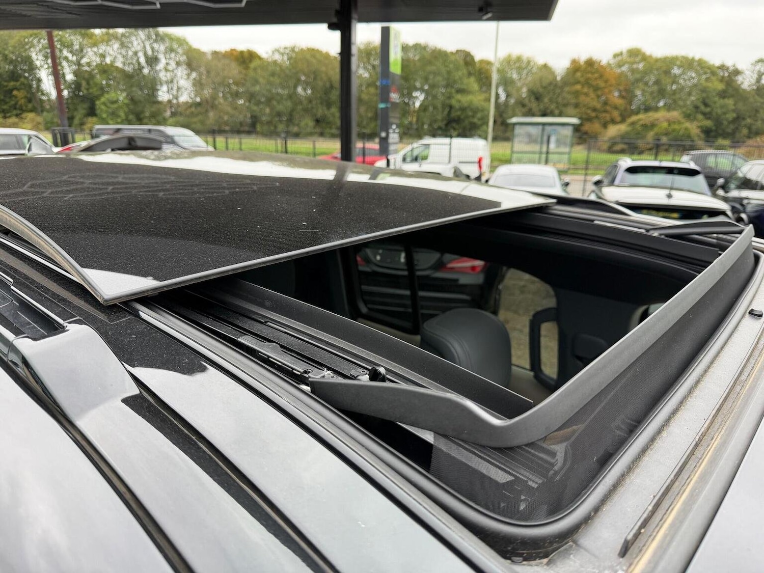 Used Land Rover Defender 2021 for sale - 76670851: Photo 11