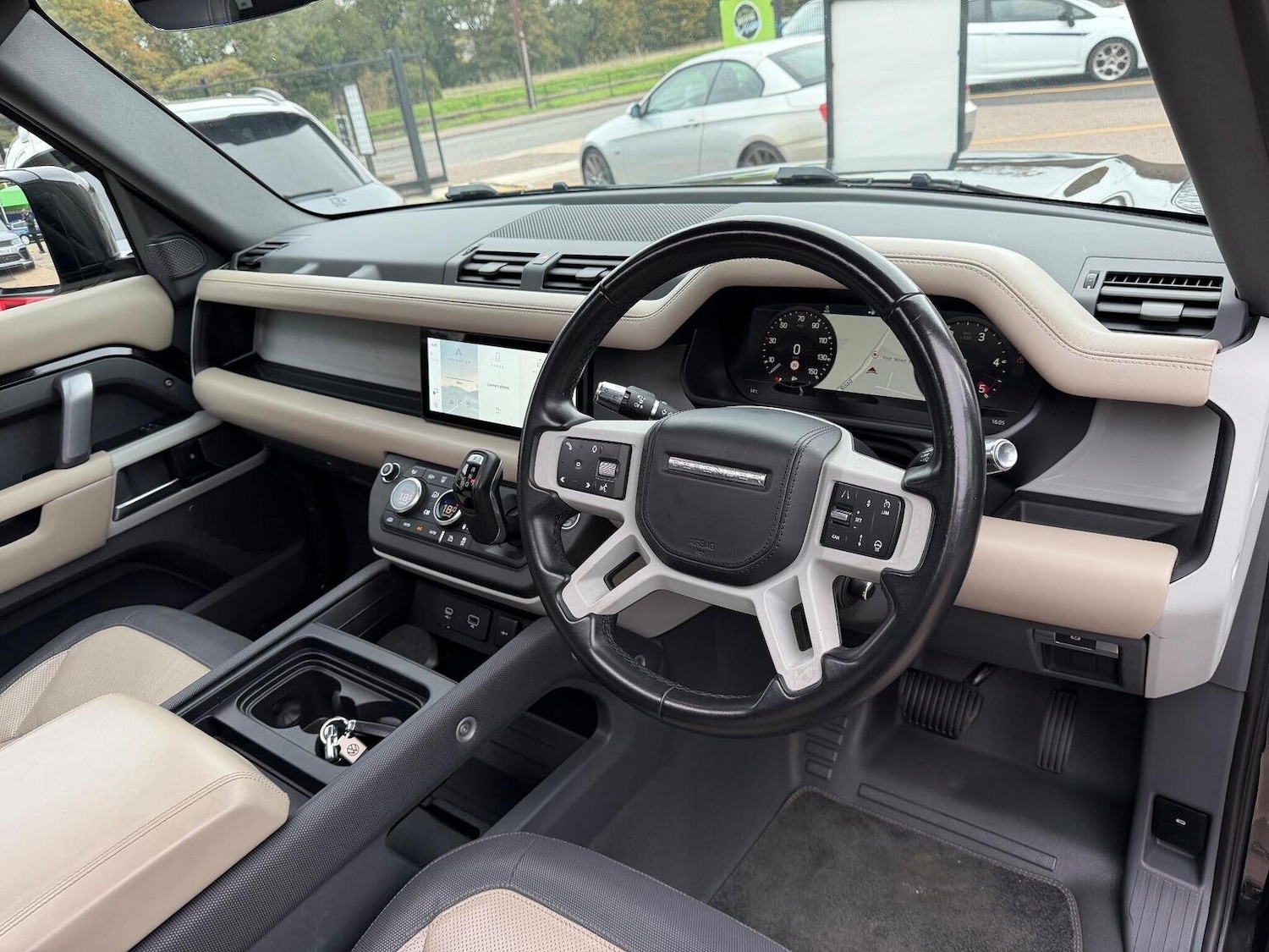 Used Land Rover Defender 2021 for sale - 76670851: Photo 12