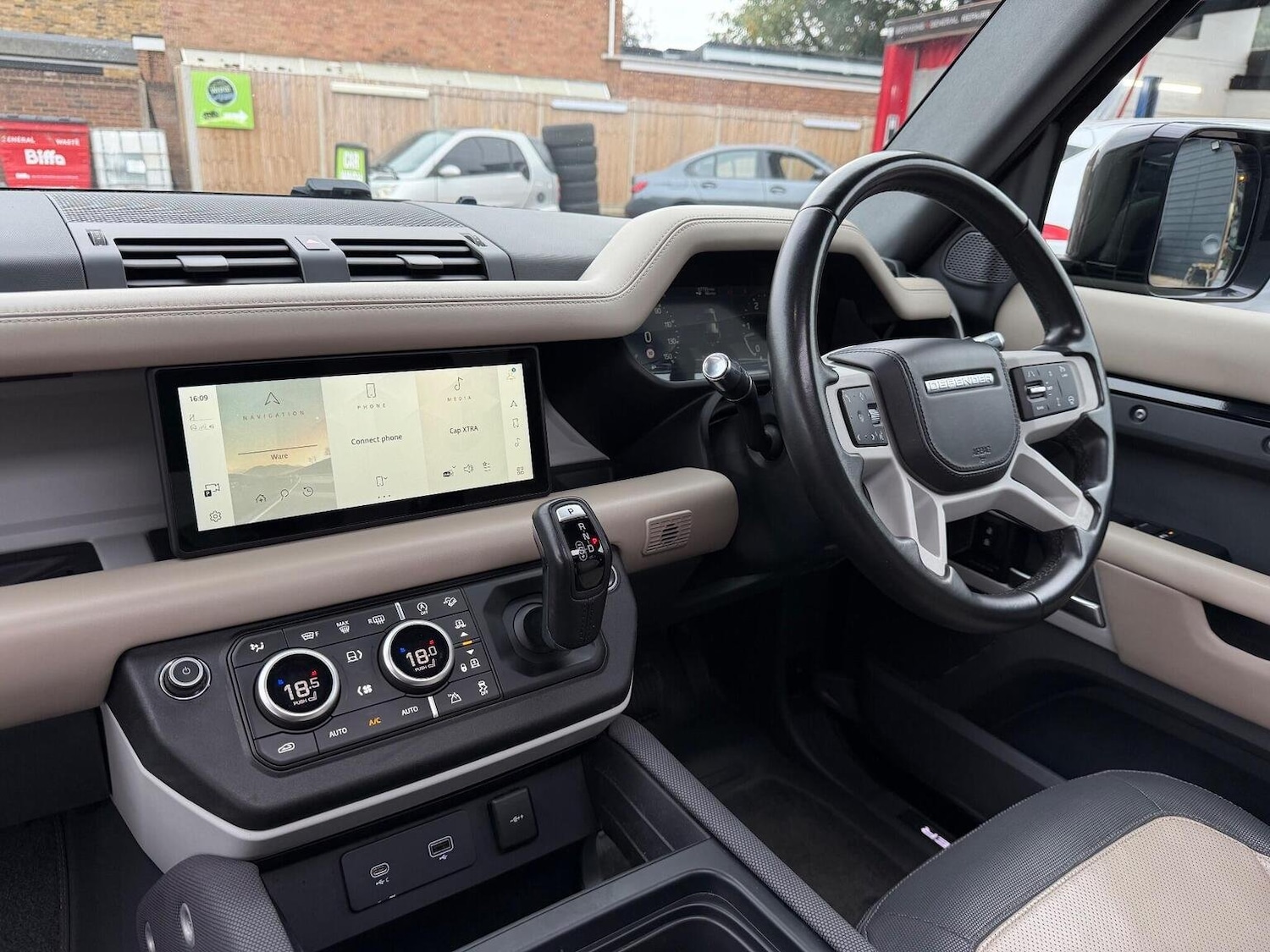 Used Land Rover Defender 2021 for sale - 76670851: Photo 23