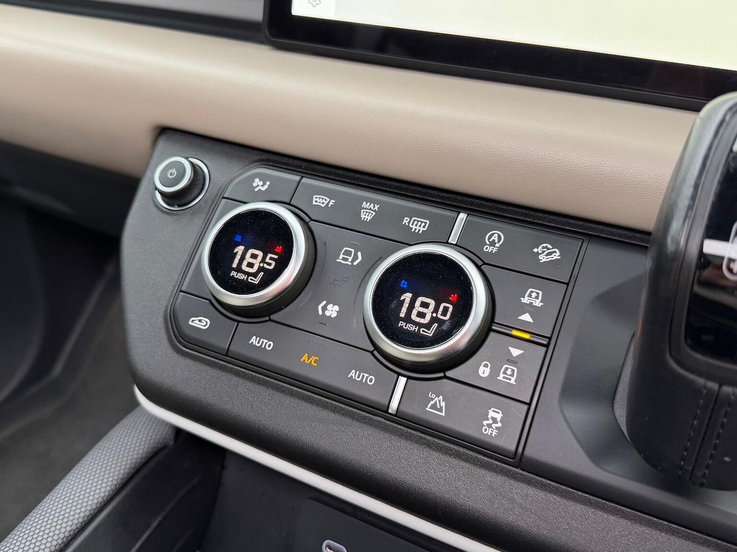 Used Land Rover Defender 2021 for sale - 76670851: Photo 31