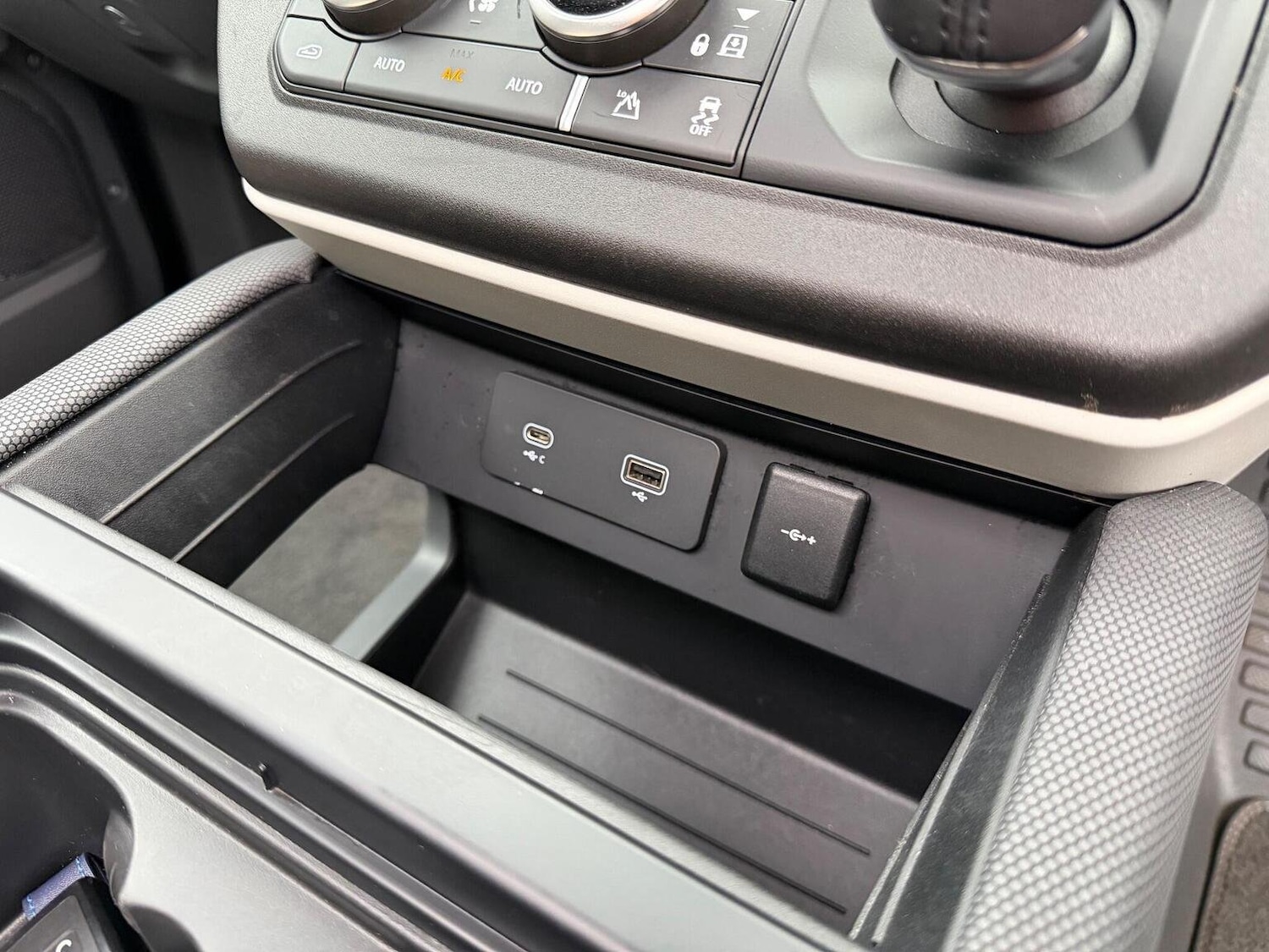 Used Land Rover Defender 2021 for sale - 76670851: Photo 32