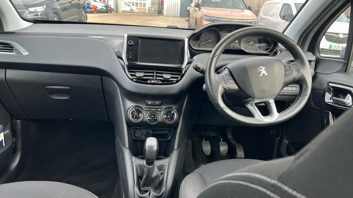 Used Peugeot 208 2016 for sale - 76583140: Photo 10