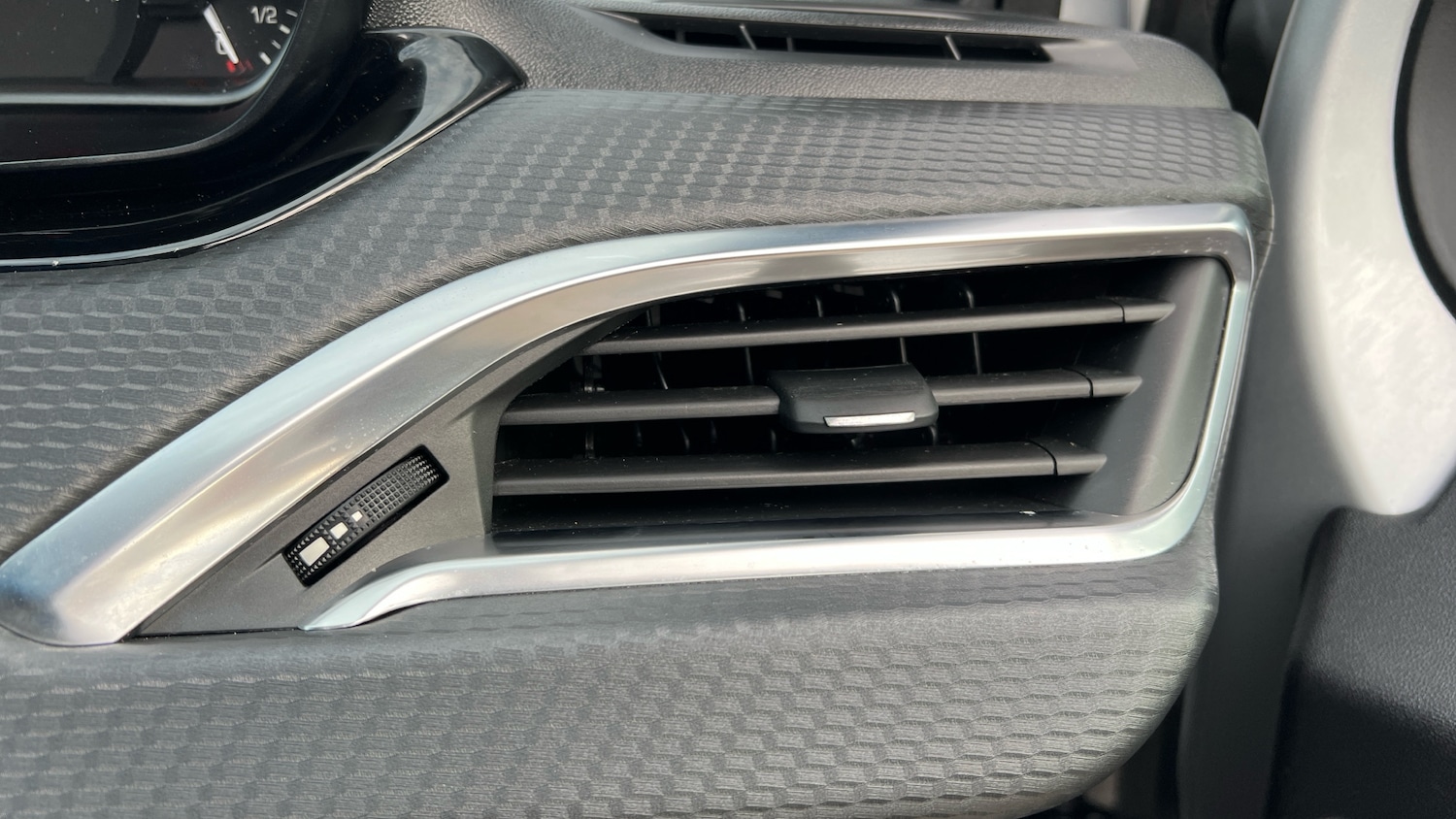 Used Peugeot 208 2016 for sale - 76583140: Photo 26