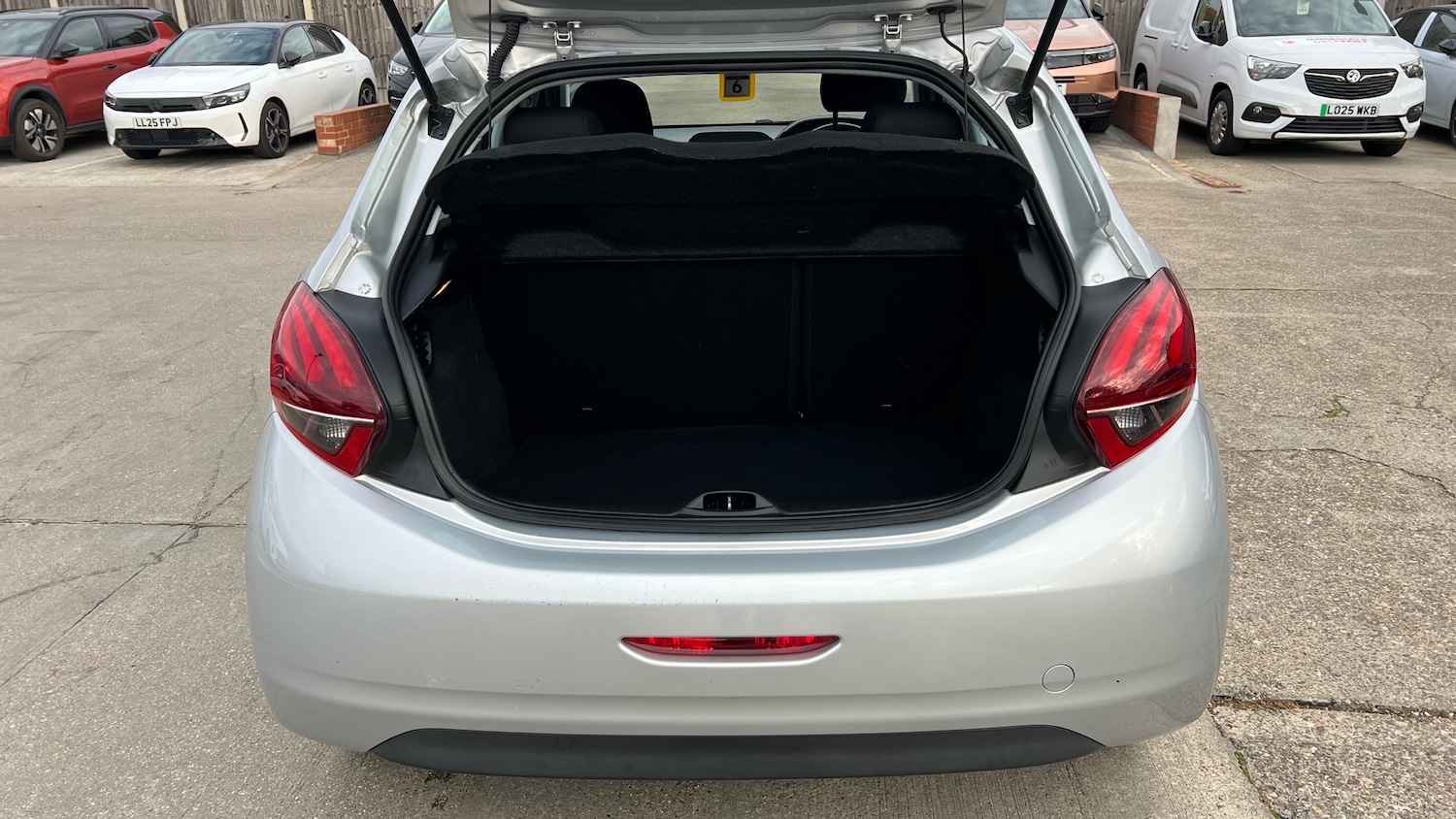 Used Peugeot 208 2016 for sale - 76583140: Photo 4