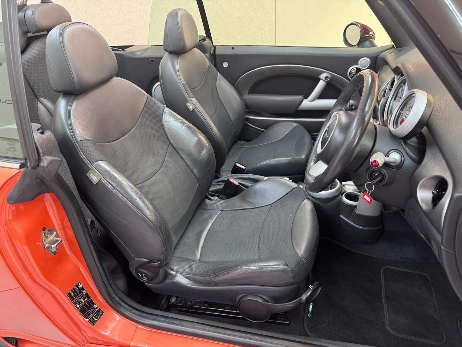 Used MINI Convertible 2004 for sale - 76997595: Photo 17