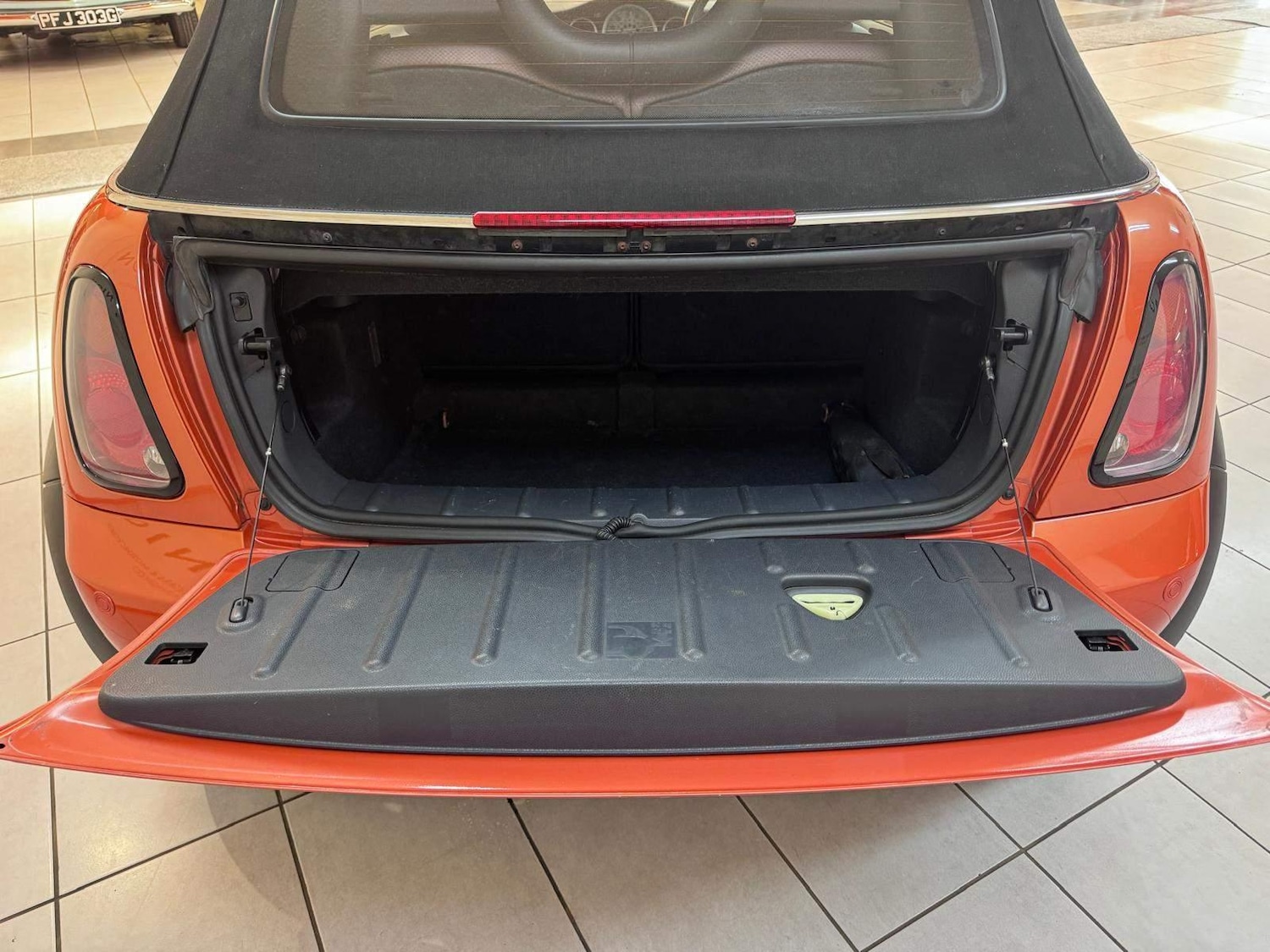 Used MINI Convertible 2004 for sale - 76997595: Photo 18