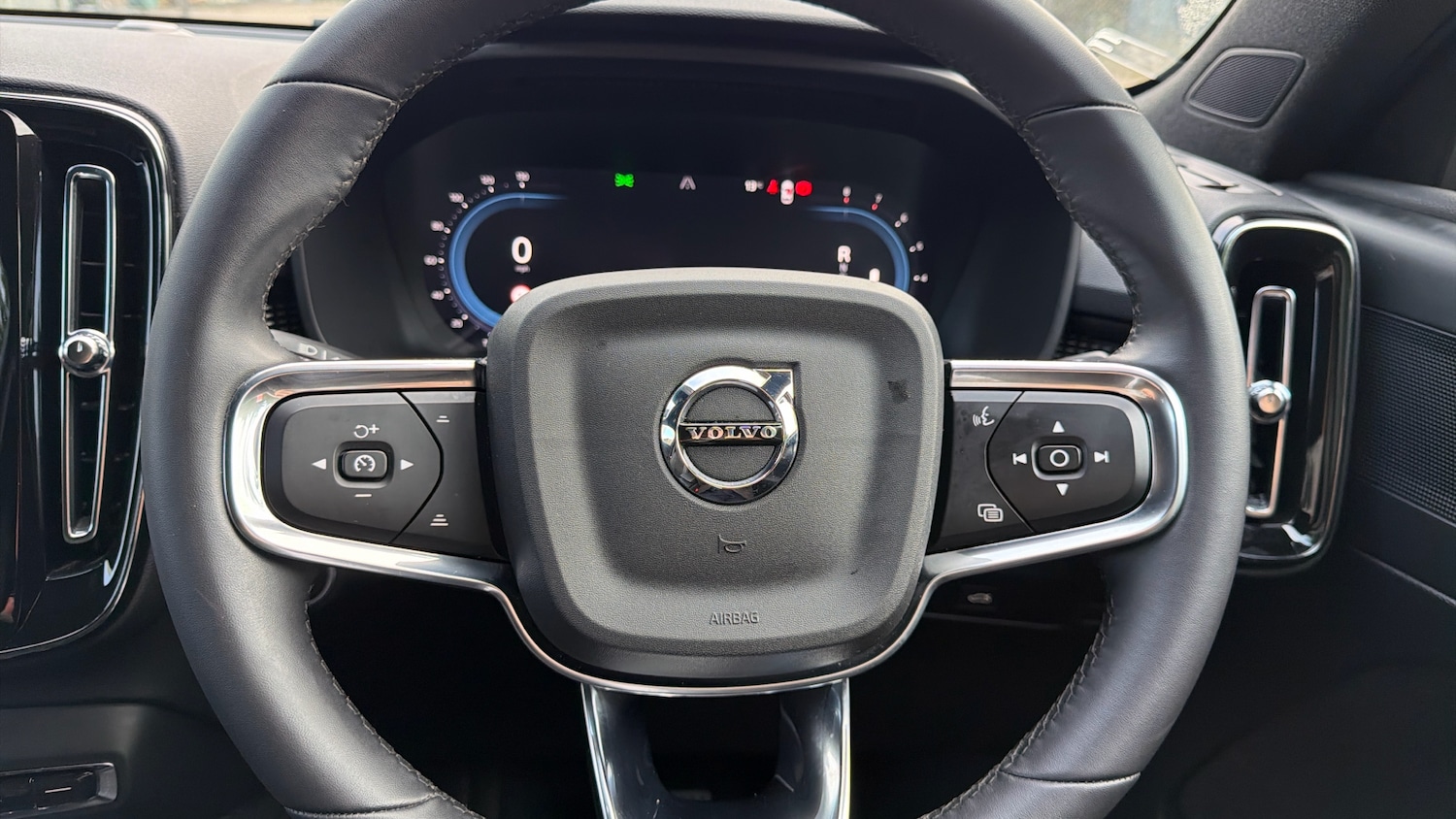 Used Volvo XC40 2023 for sale - 76653223: Photo 10