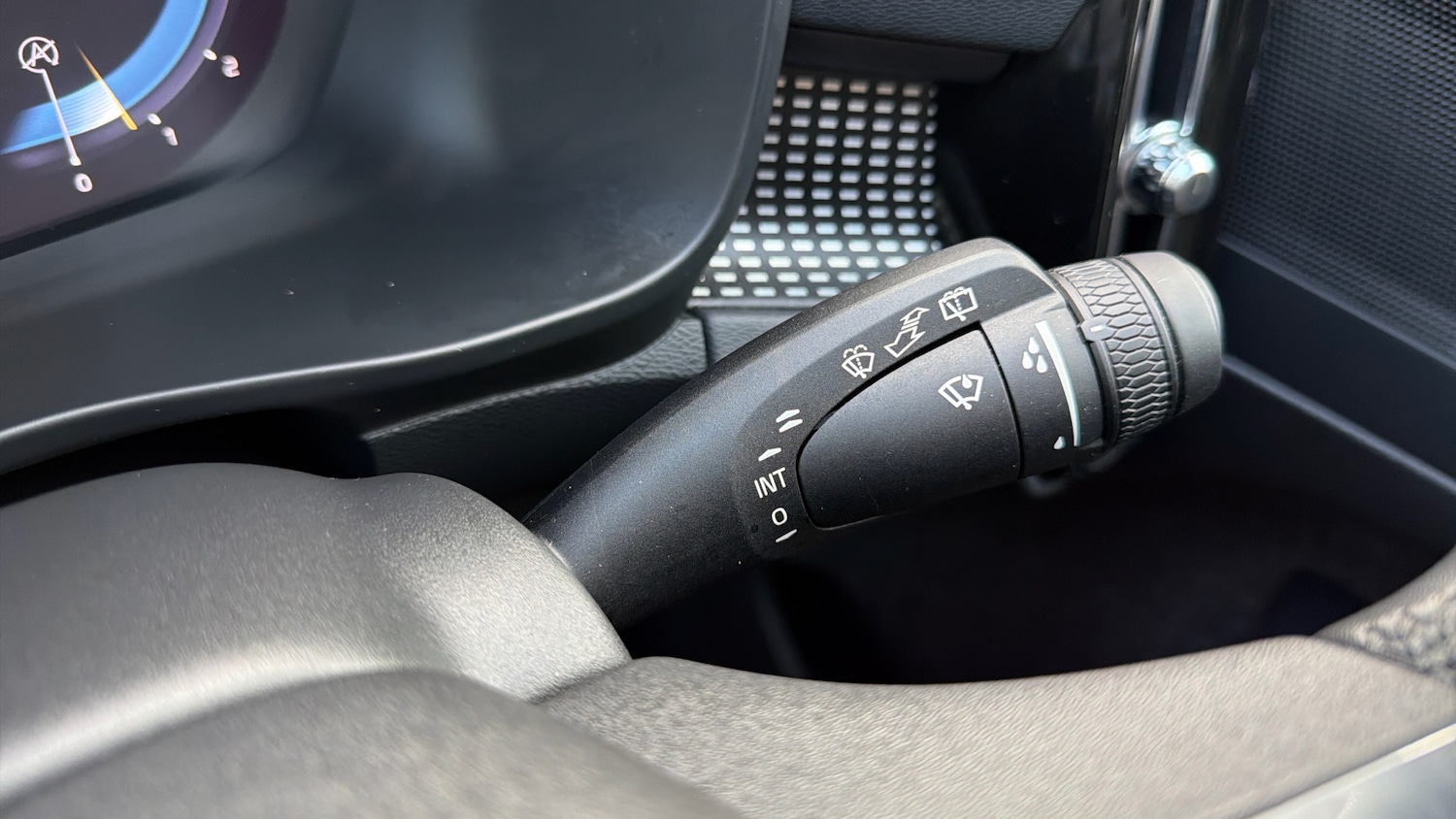 Used Volvo XC40 2023 for sale - 76653223: Photo 23