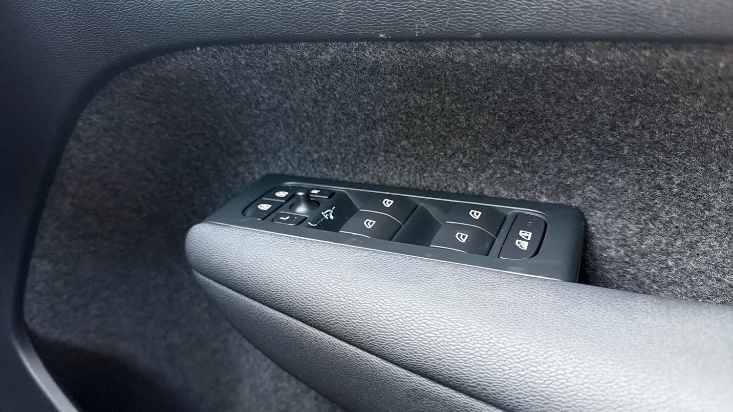 Used Volvo XC40 2023 for sale - 76653223: Photo 24