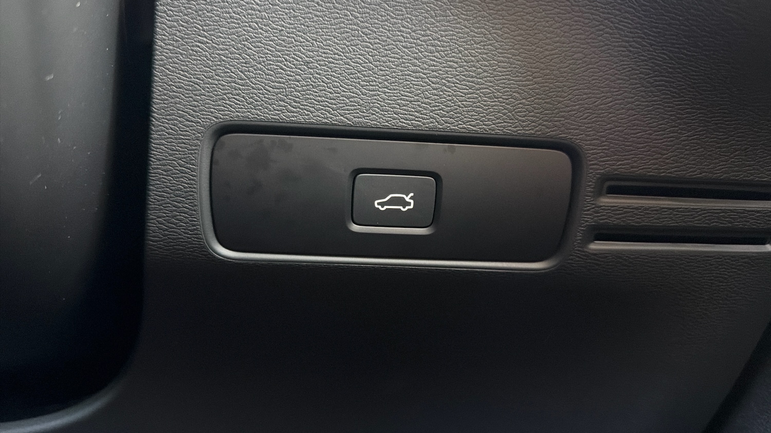 Used Volvo XC40 2023 for sale - 76653223: Photo 35