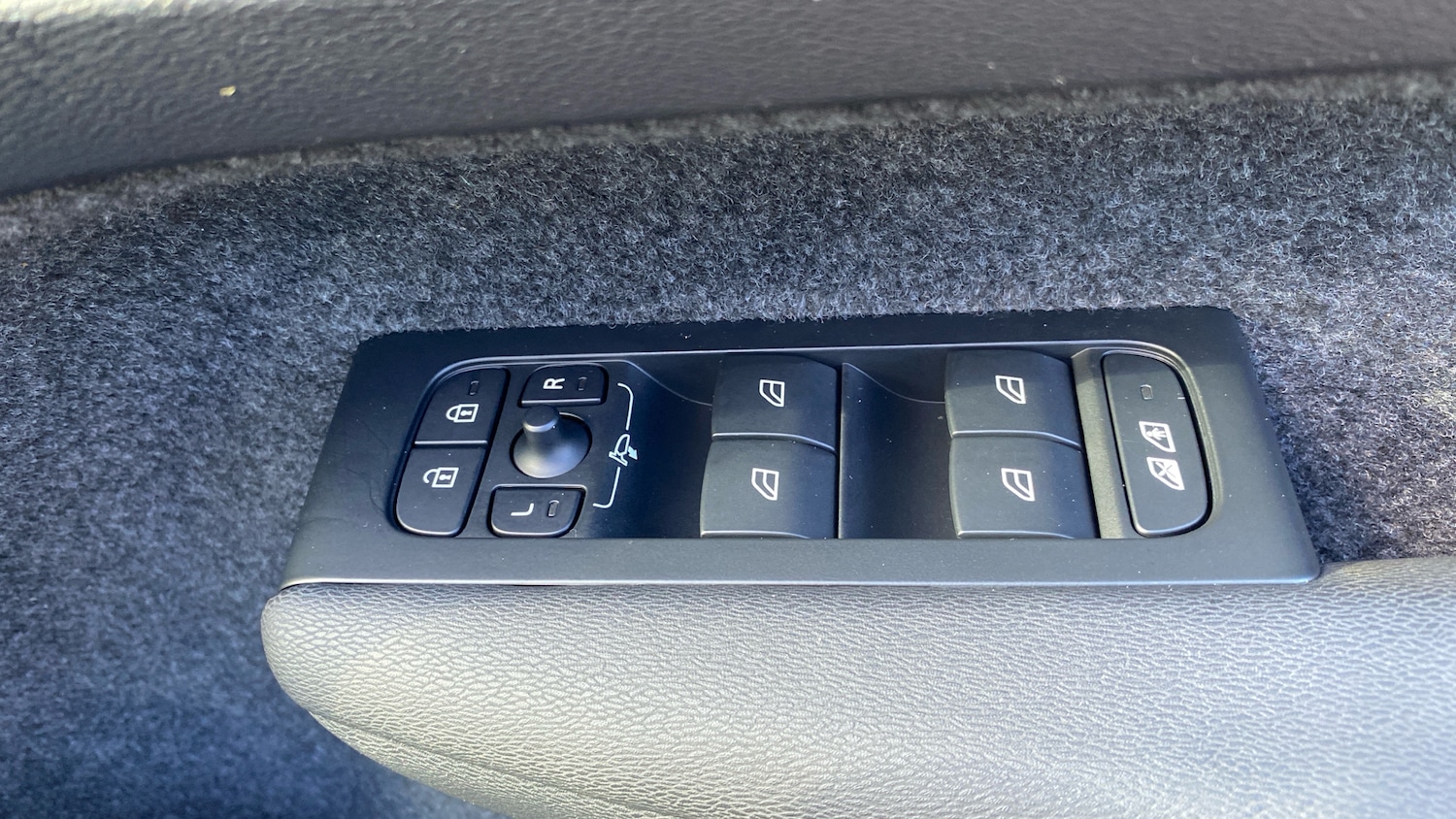 Used Volvo XC40 2023 for sale - 75894384: Photo 28