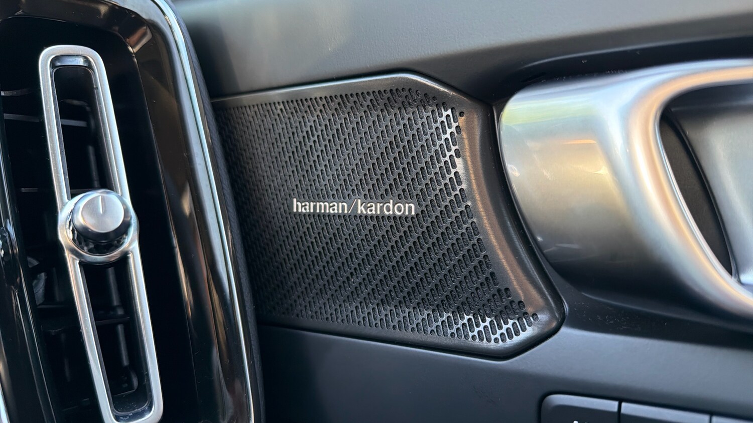 Used Volvo XC40 2024 for sale - 76653299: Photo 25