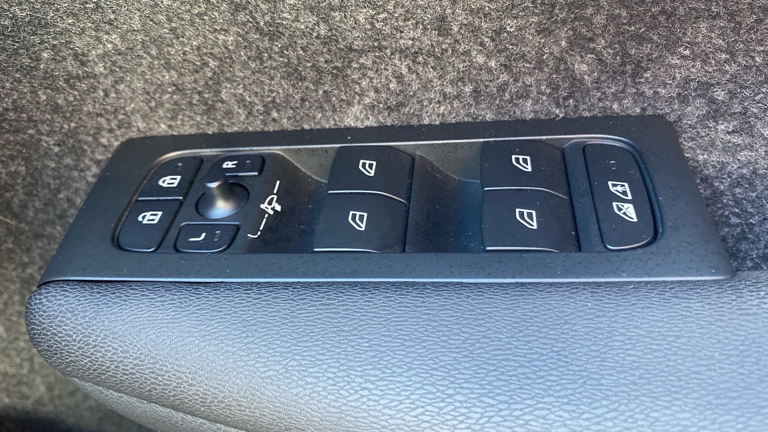 Used Volvo XC40 2023 for sale - 77901459: Photo 24