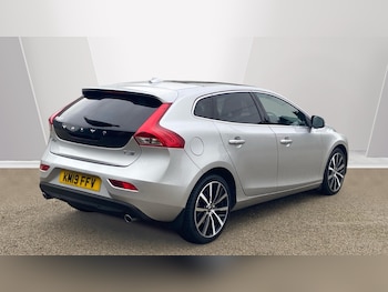 Used Volvo V40 2019 for sale - 76984610: Photo