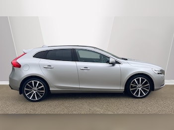 Used Volvo V40 2019 for sale - 76984610: Photo
