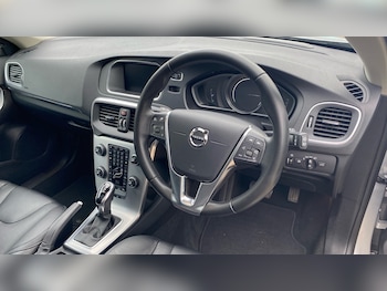 Used Volvo V40 2019 for sale - 76984610: Photo