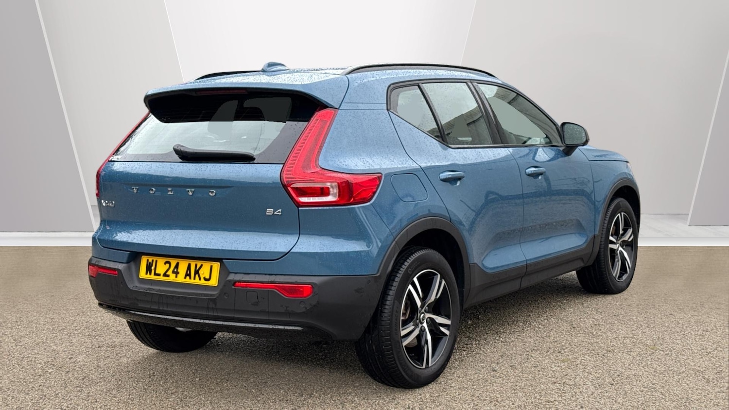 Used Volvo XC40 2024 for sale - 77312190: Photo 2