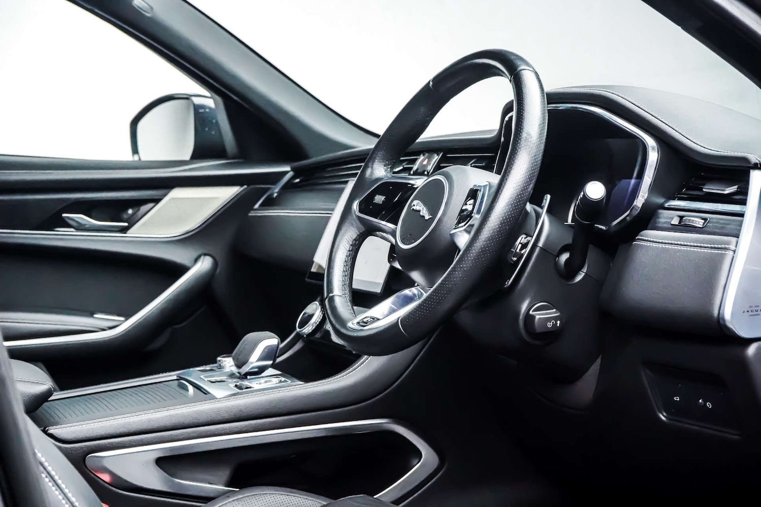 Used Jaguar F-Pace 2023 for sale - 76830863: Photo 9