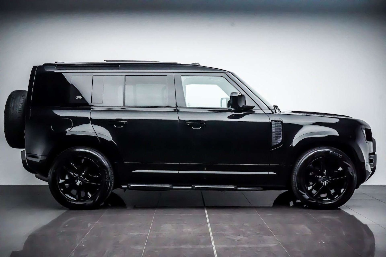 Used Land Rover Defender 2023 for sale - 76831010: Photo 10