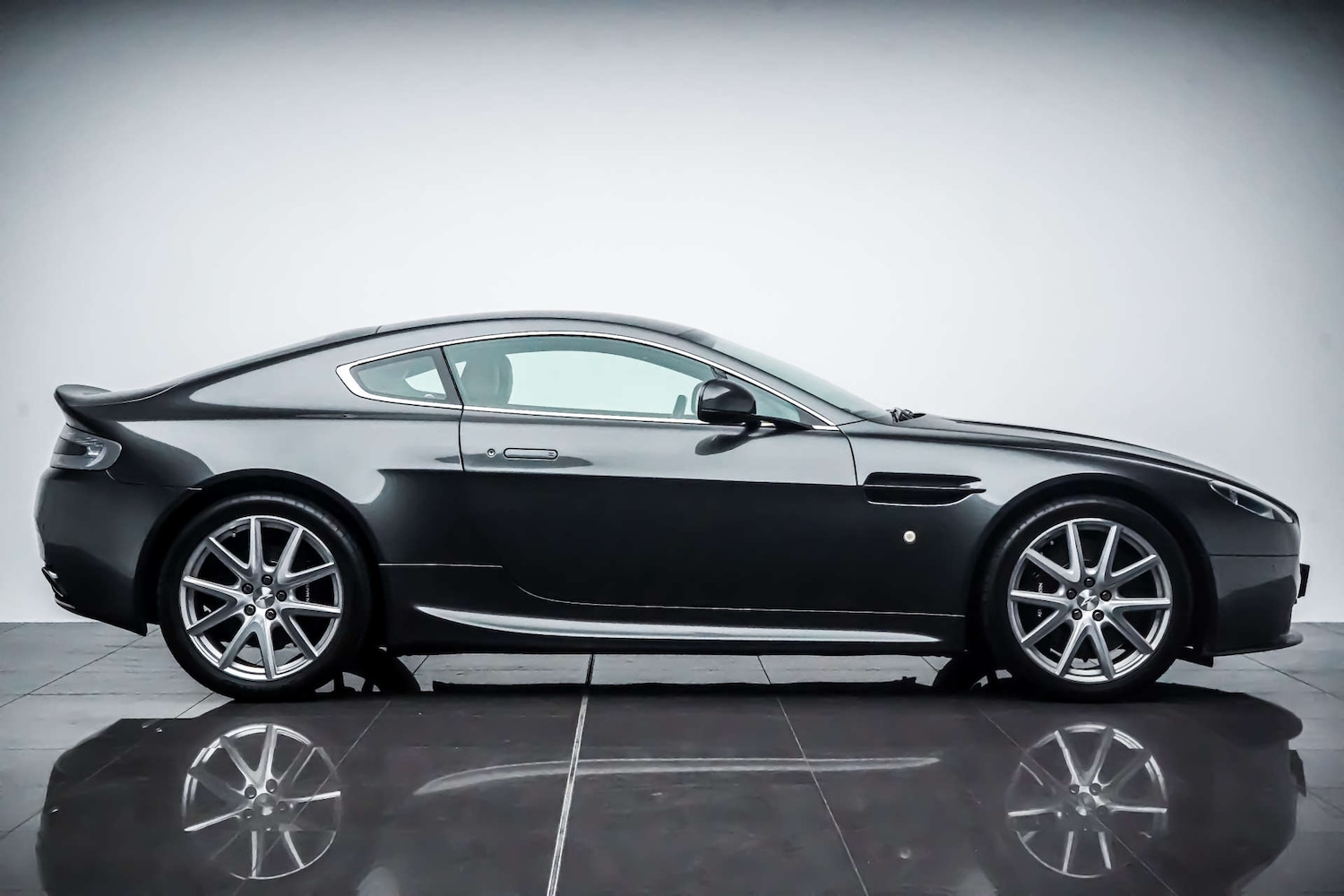 Used Aston Martin Vantage 2012 for sale - 77426873: Photo 11