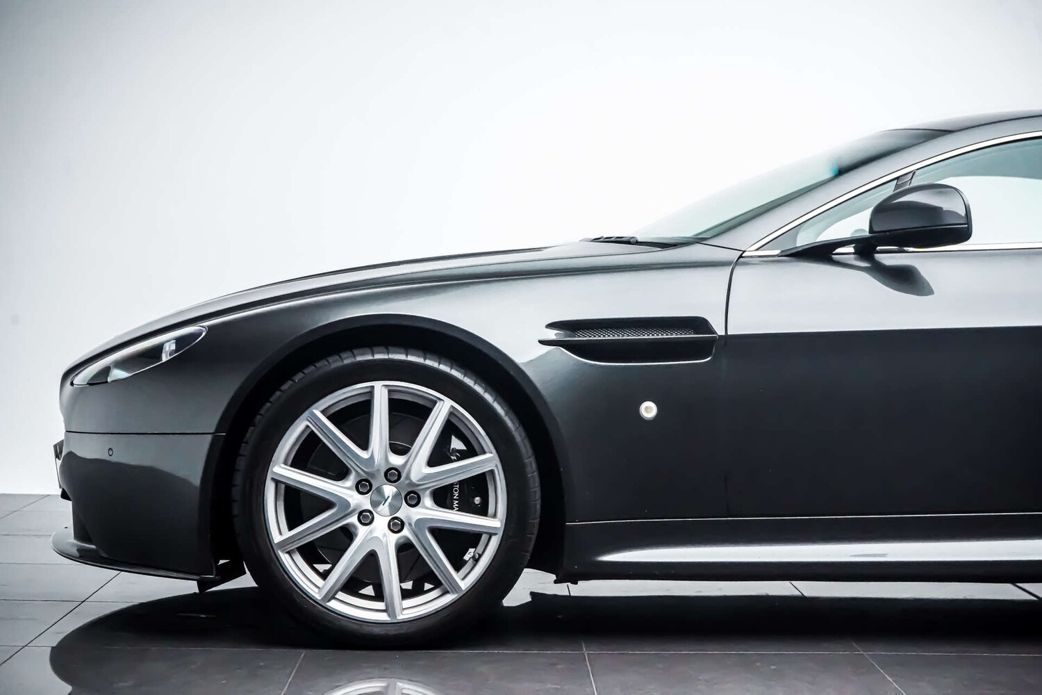 Used Aston Martin Vantage 2012 for sale - 76831004: Photo 12