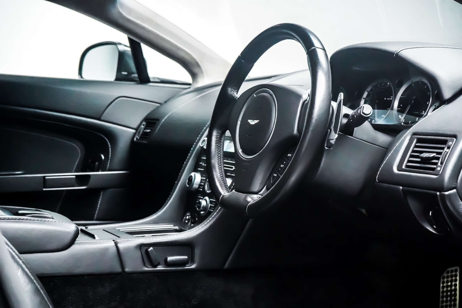 Used Aston Martin Vantage 2012 for sale - 76831004: Photo 9