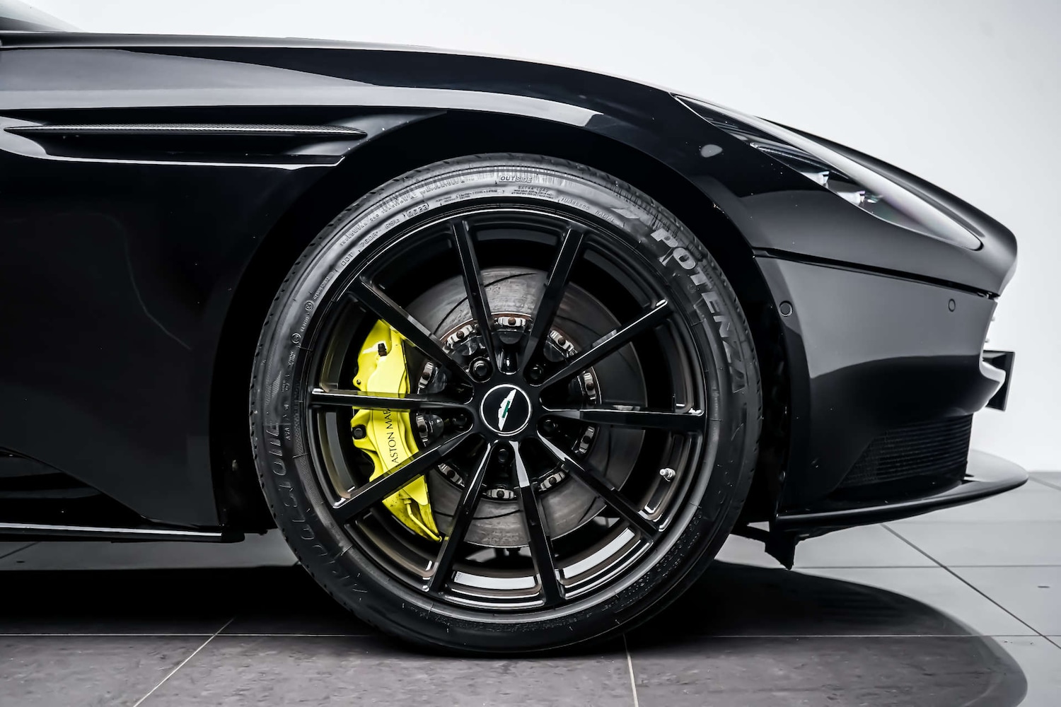 Used Aston Martin DB11 2018 for sale - 77426950: Photo 12