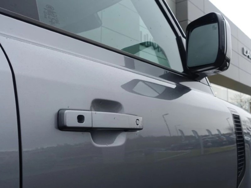 Used Land Rover Defender 2023 for sale - 78028110: Photo 24