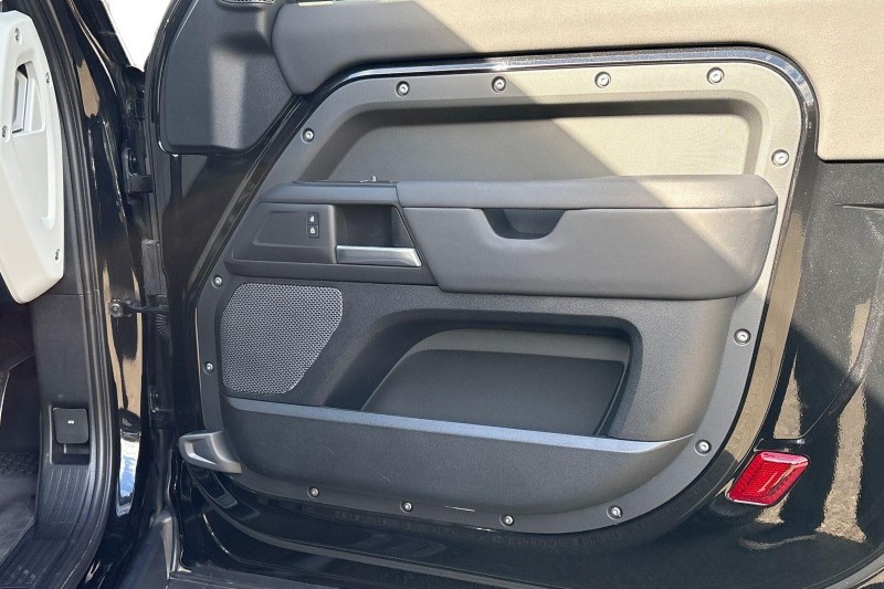 Used Land Rover Defender 2023 for sale - 77819262: Photo 23