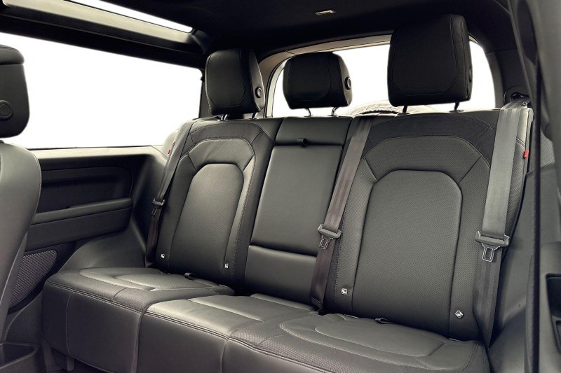 Used Land Rover Defender 2023 for sale - 77997086: Photo 4