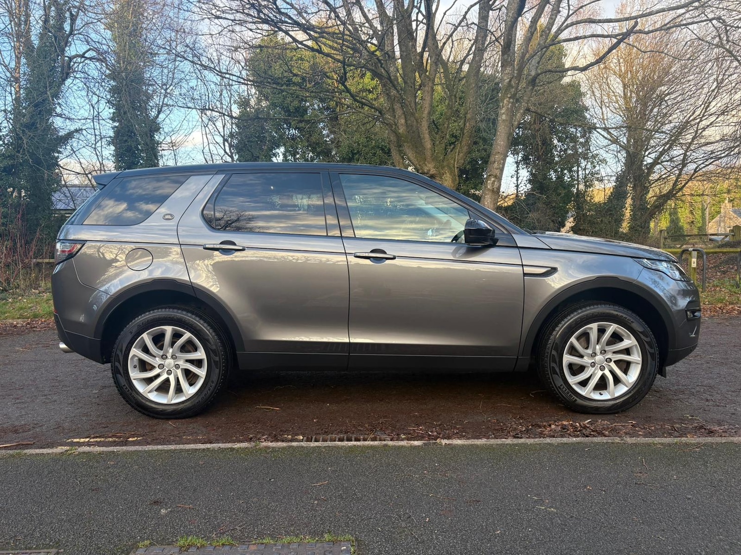Used Land Rover Discovery Sport 2017 for sale - 76931025: Photo 2