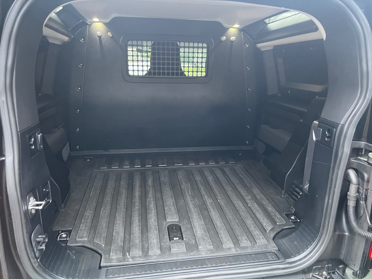 Used Land Rover Defender 2021 for sale - 77167696: Photo 11