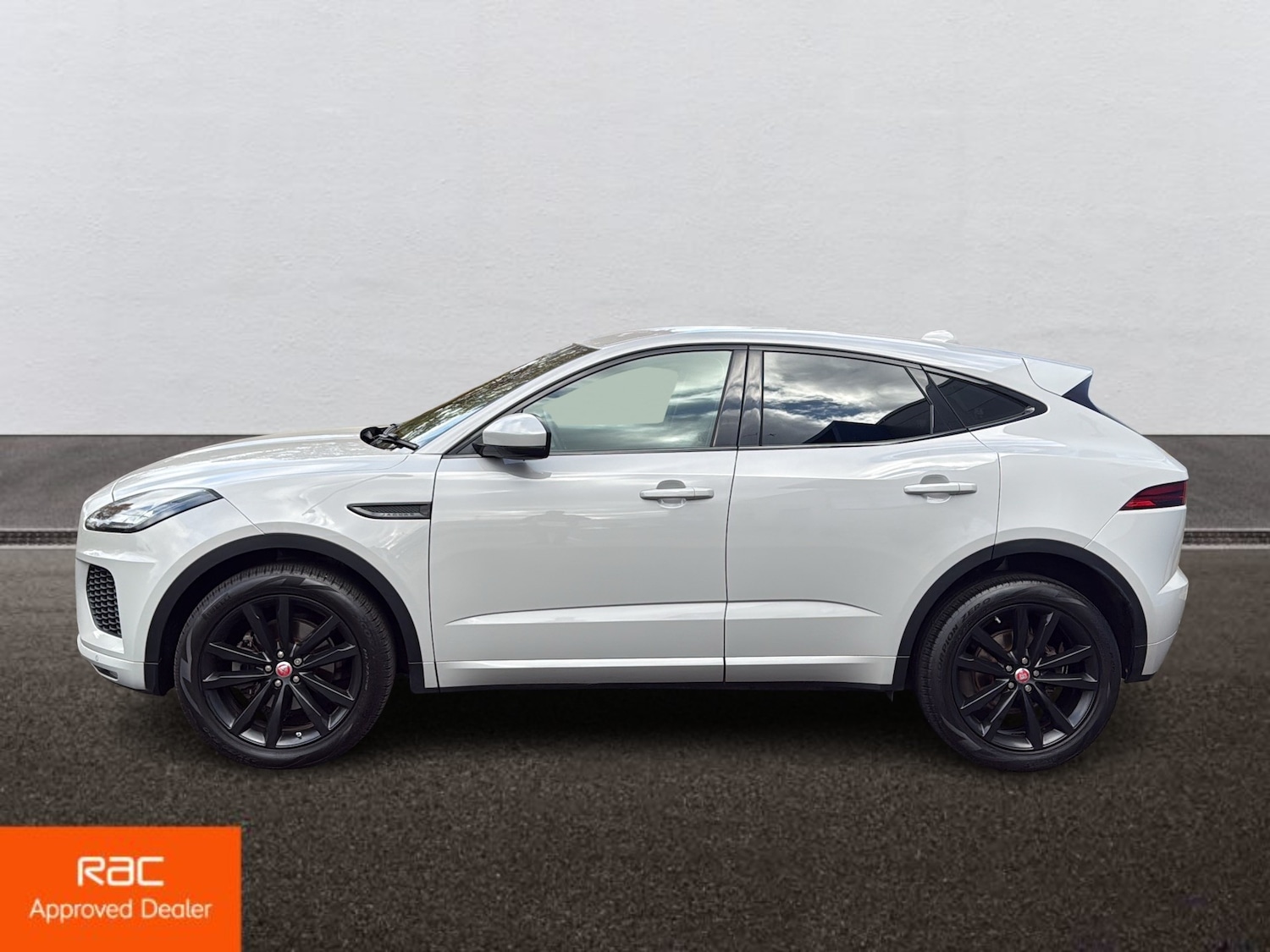 Used Jaguar E-Pace 2018 for sale - 76404421: Photo 2