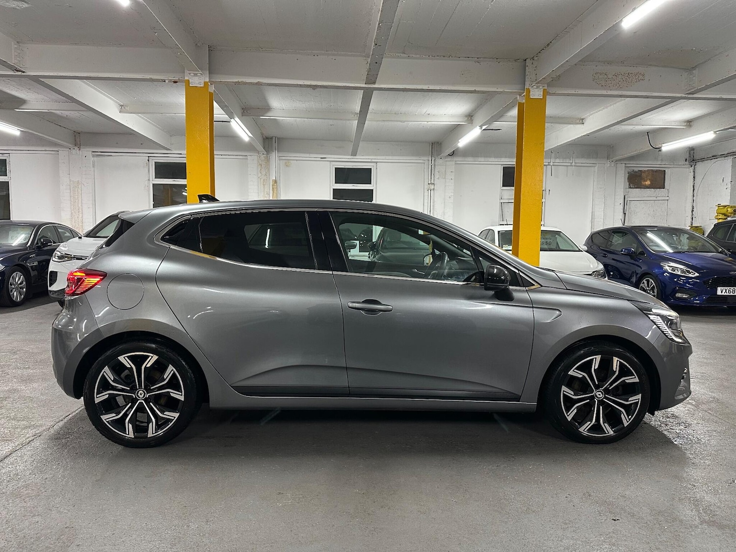 Used Renault Clio 2022 for sale - 76612801: Photo 2