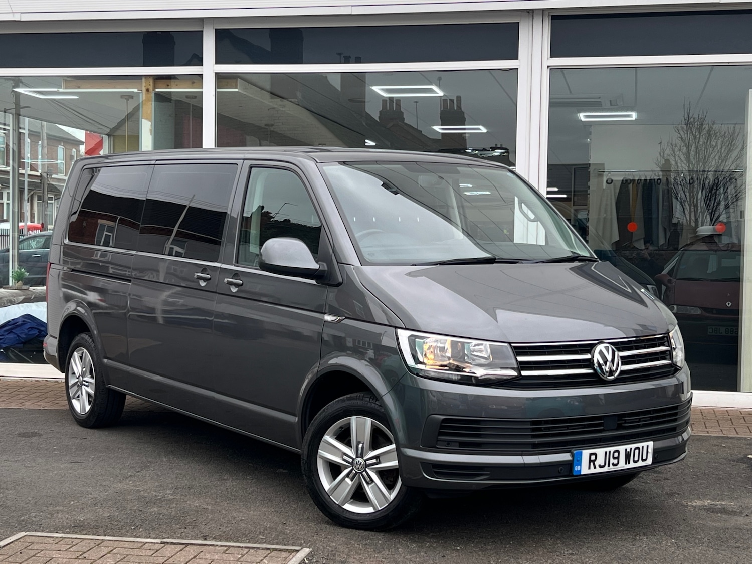 Used Volkswagen Transporter Shuttle 2019 for sale - 77730012: Photo 1