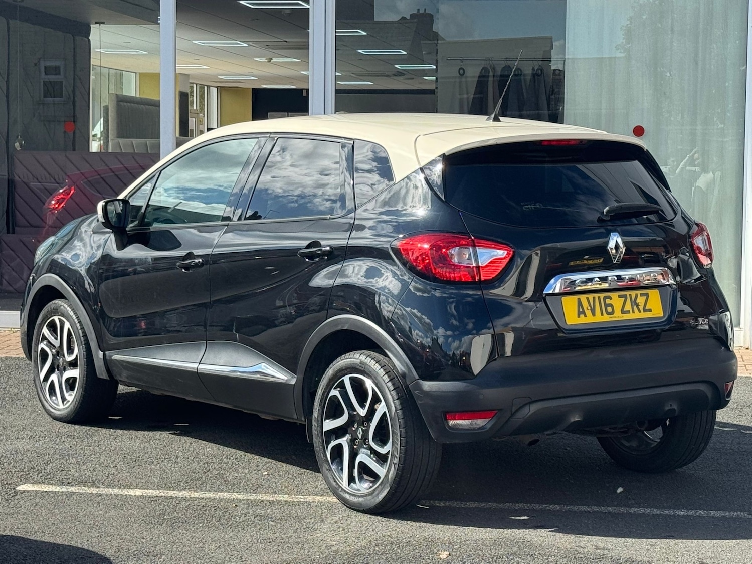 Used Renault Captur 2016 for sale - 76892375: Photo 3