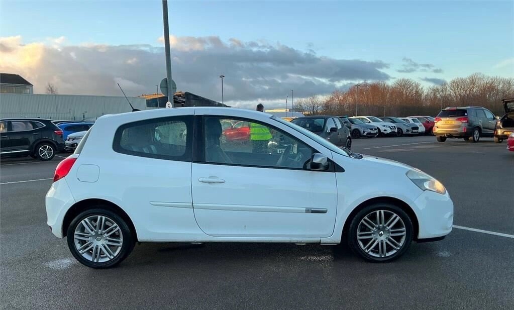 Used Renault Clio 2012 for sale - 77227352: Photo 2